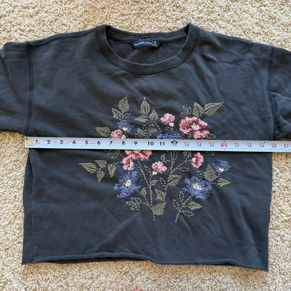 Abercrombie Embroidered Floral Cropped Fleece Sweatshirt XS Boho Cottage Fairy - Picture 7 of 8
